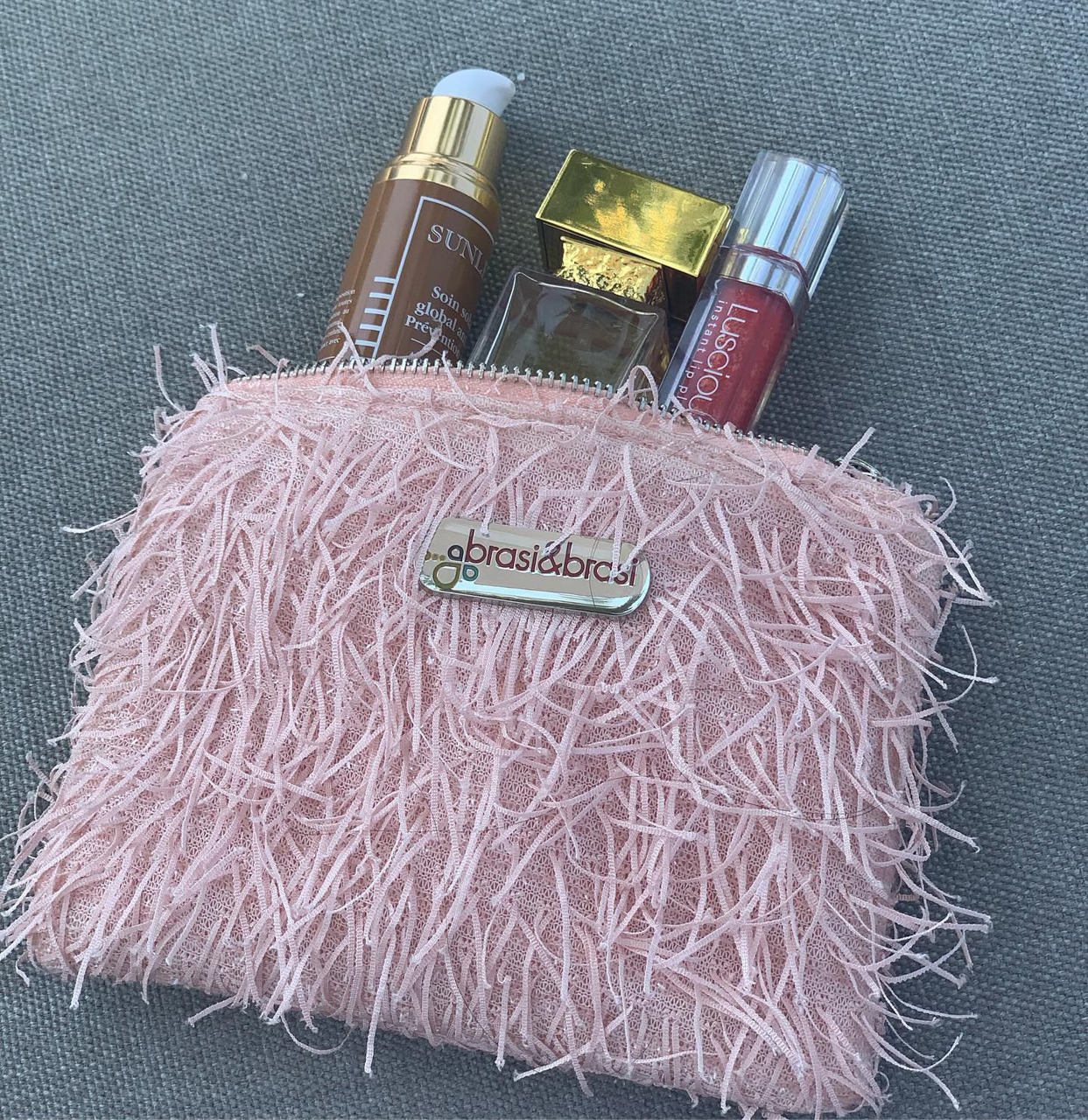 Kosmetik Tasche von Brasibrasi. Sommerduft Soleil Vanille von der Parfümerie Brückner, Lipgloss von Luscious Lips/Parfümerie Brückner