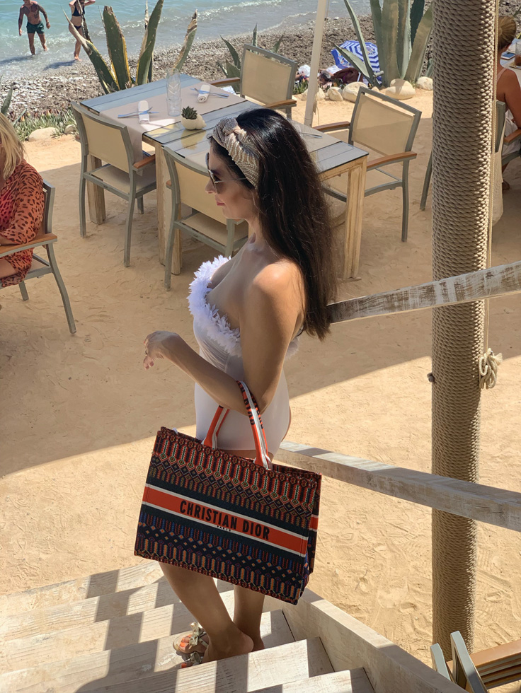 Die Strandtasche ist von Dior